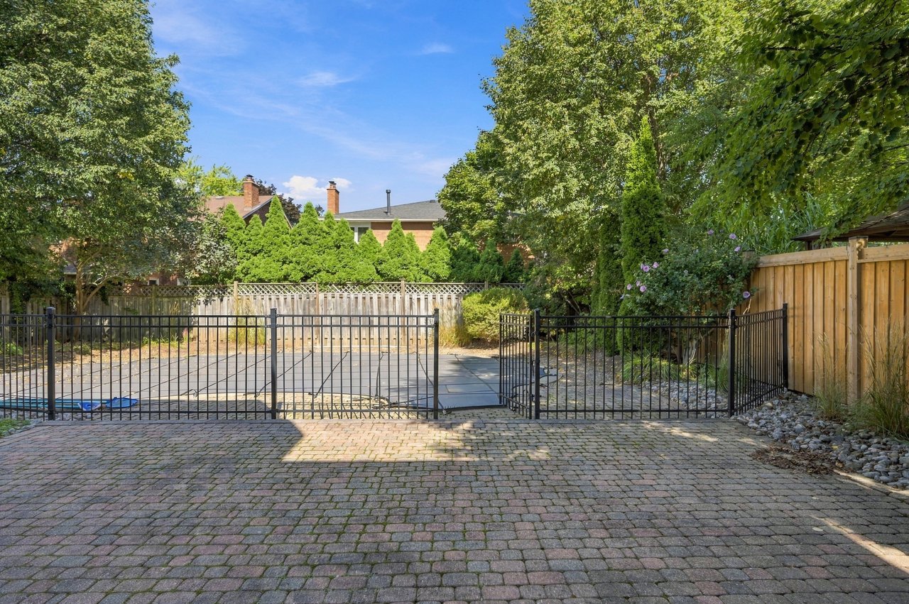 Executive home in Oakville's prestigious Glen Abbey community