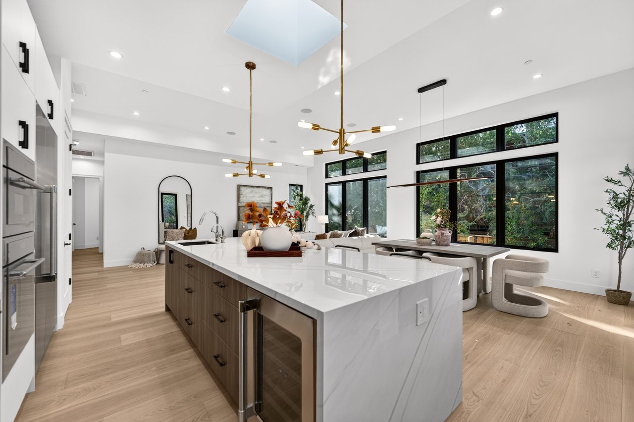 1084 Moffett Circle, Palo Alto, California 94303