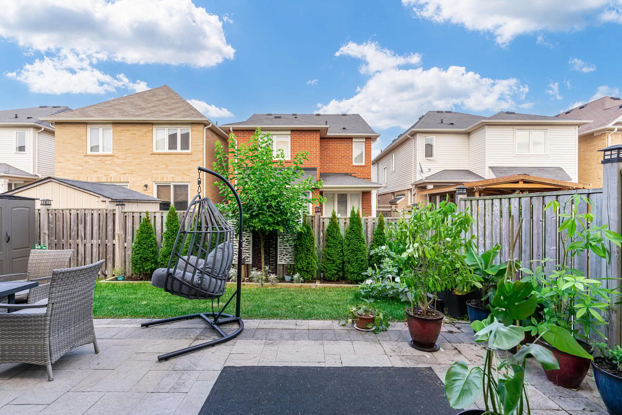 101 Fernglen Crescent