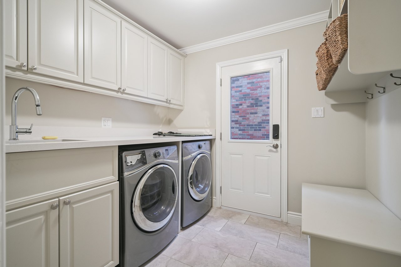 Prestigious Glen Abbey living with a backyard made for summer