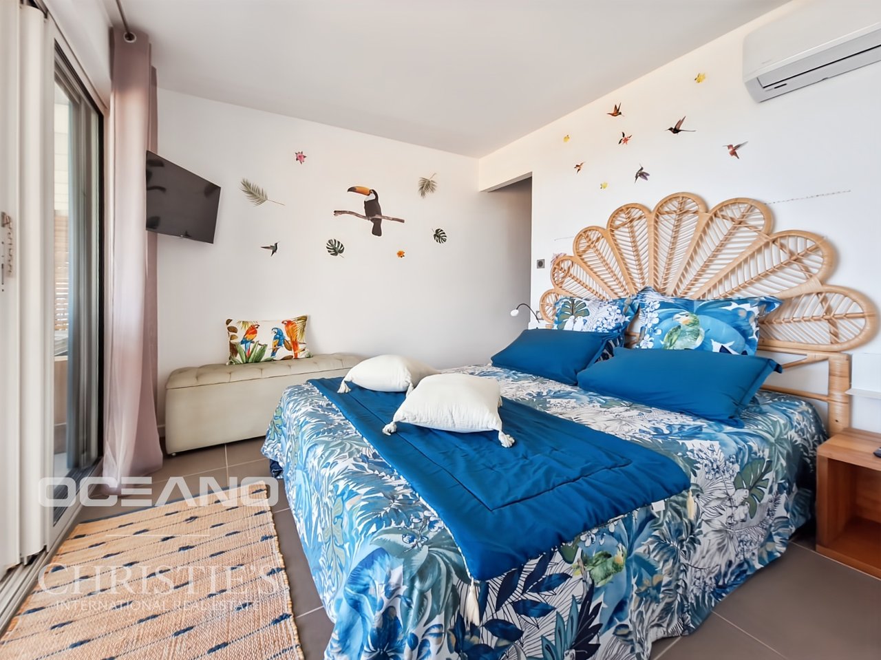 Sea View Villa + 2 Bedroom Apartment – Sought-After Area