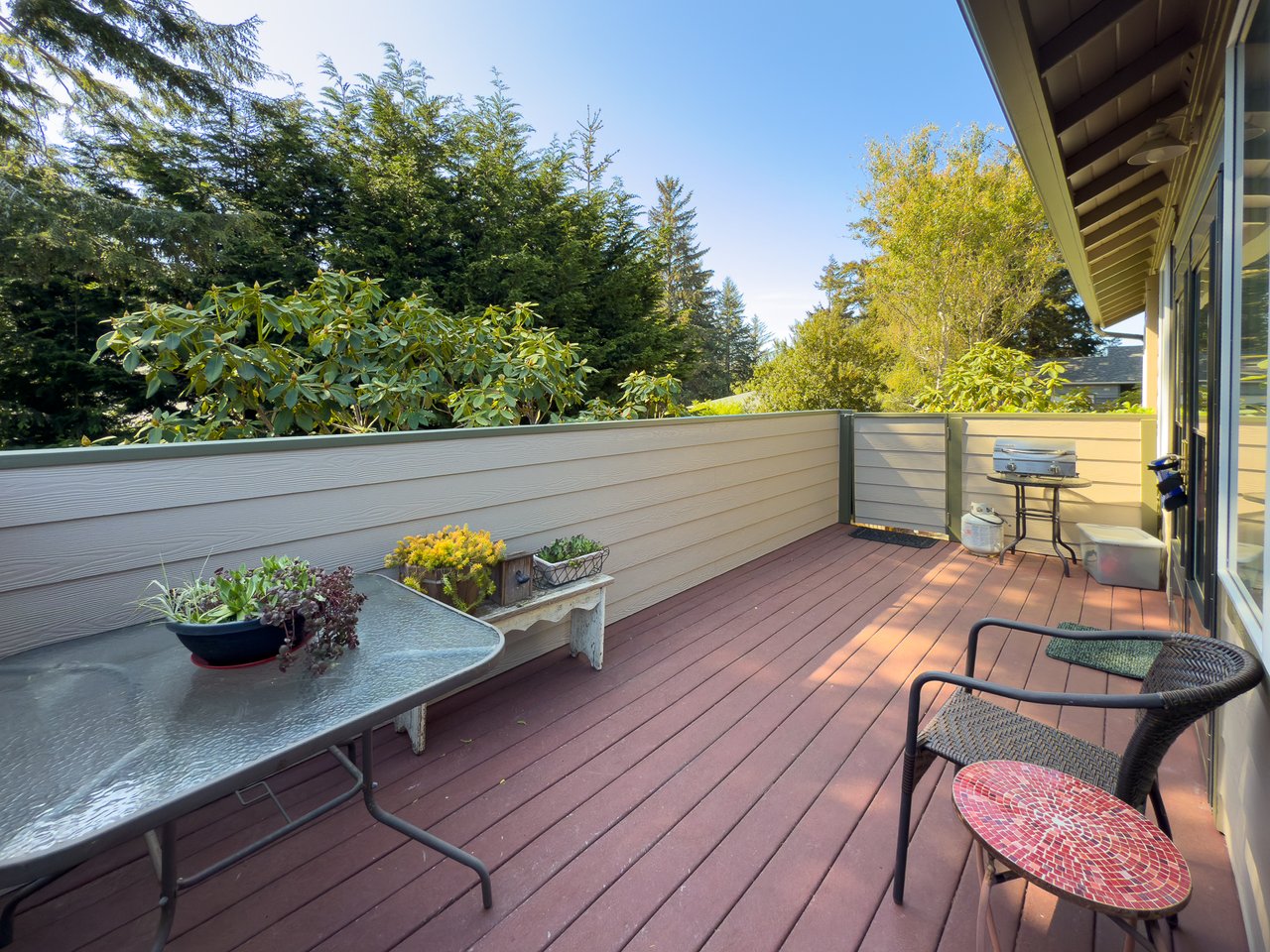 GORGEOUS 3 BEDROOOM HOME + GUEST SUITE IN GREAT EAST BANDON NEIGHBORHOOD!