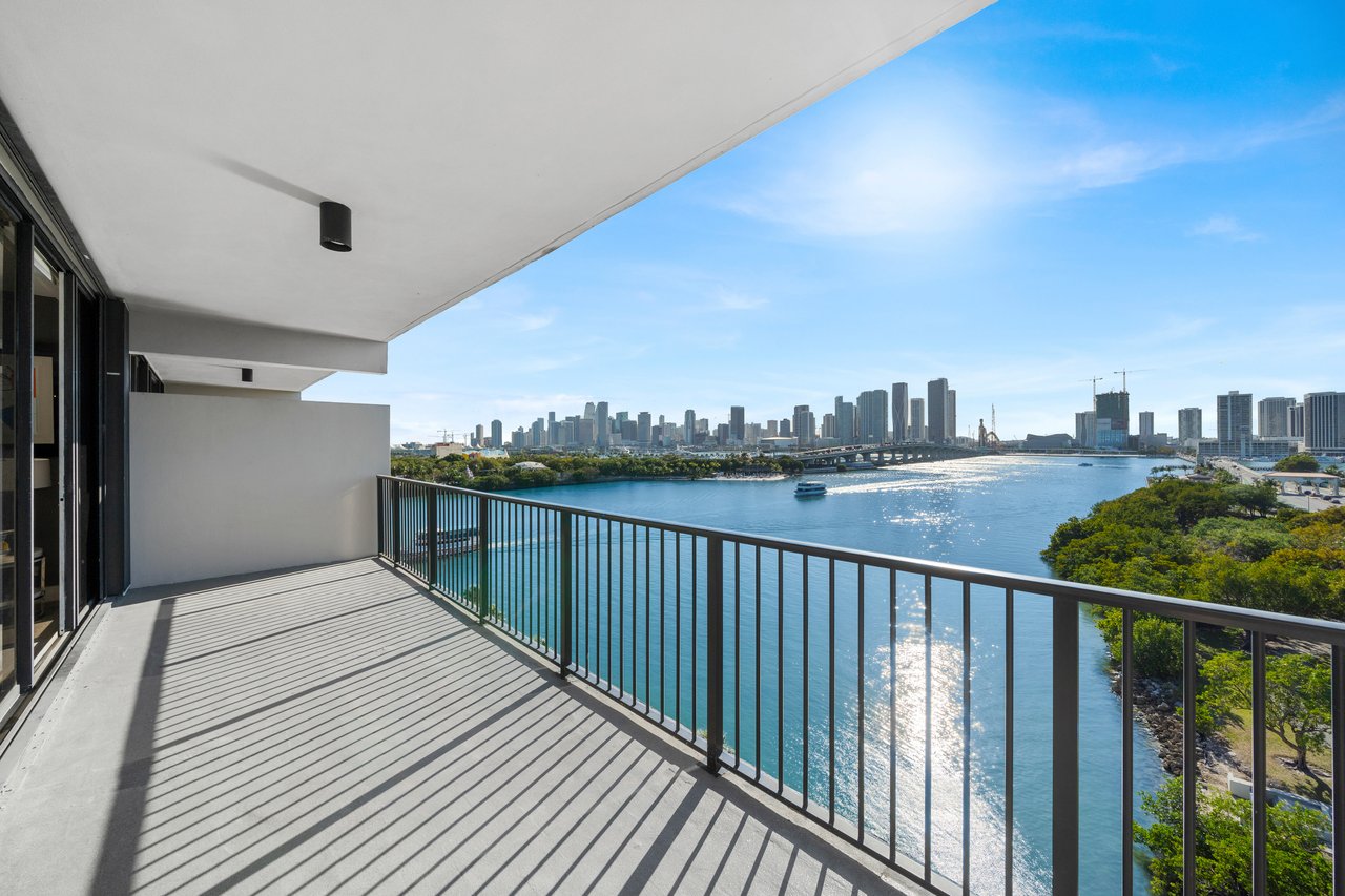 1000 Venetian Way 810