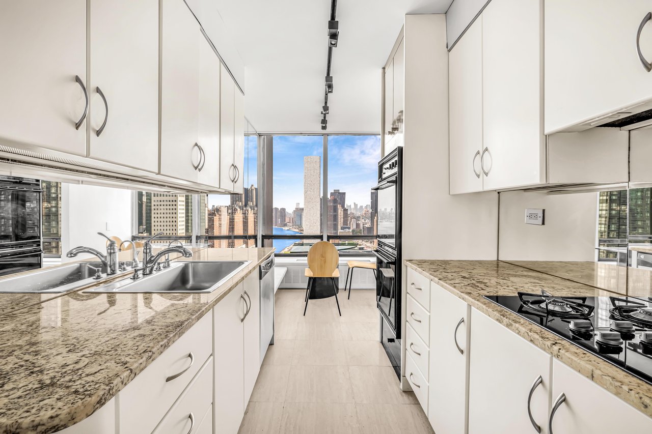 870 United Nations Plaza, 28A
