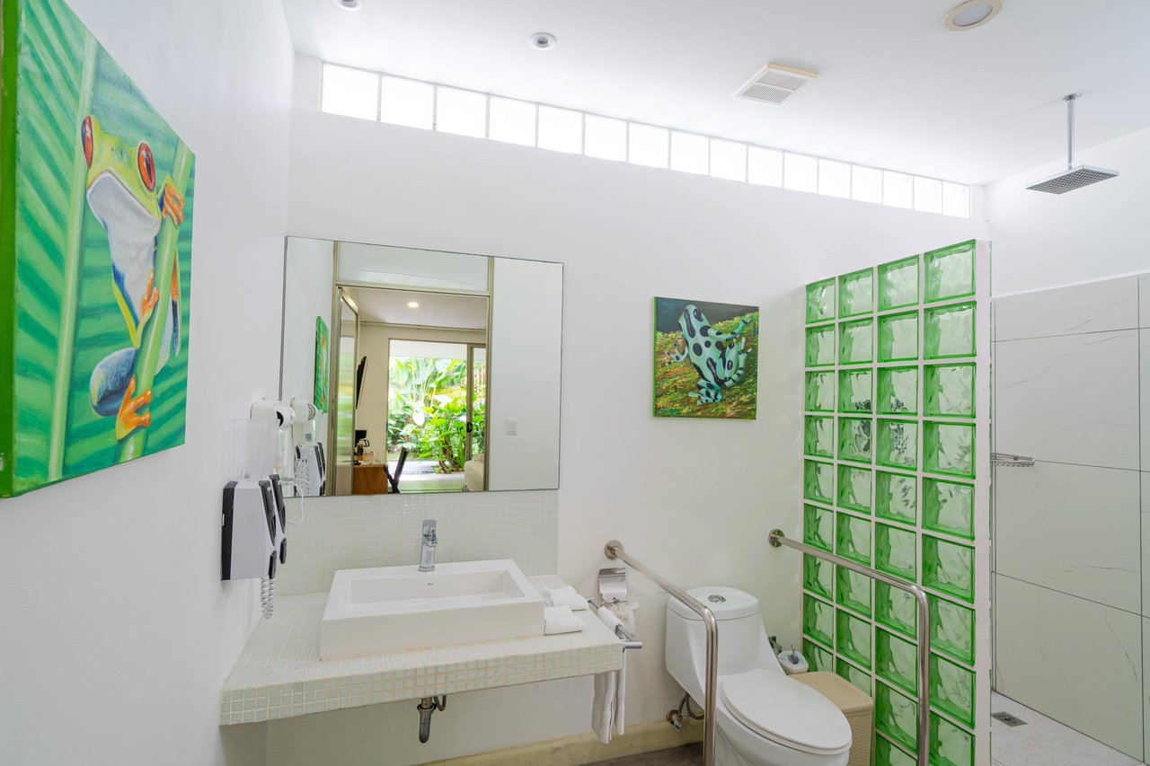 22 Unit Tropical Boutique Hotel steps from Manuel Antonio Park & Beach