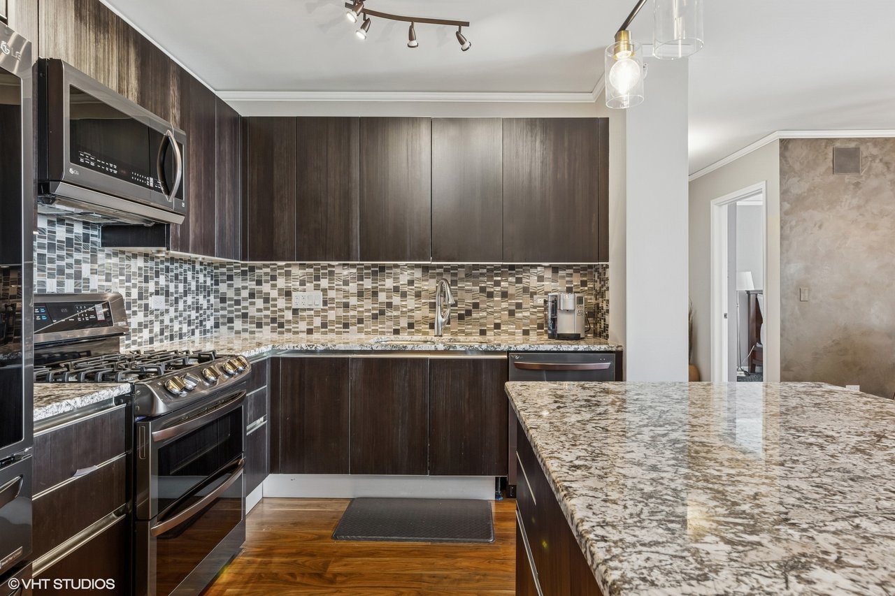 225 N Columbus Dr 7408