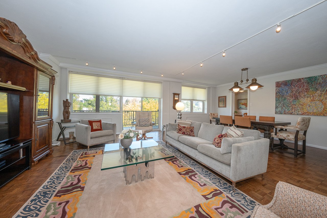 Easy Living on the Main Line!