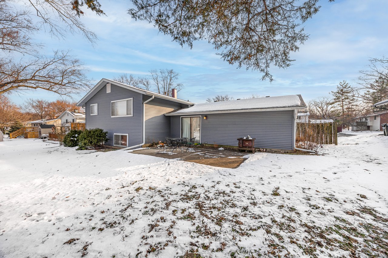 6308 MacArthur Dr, Woodridge