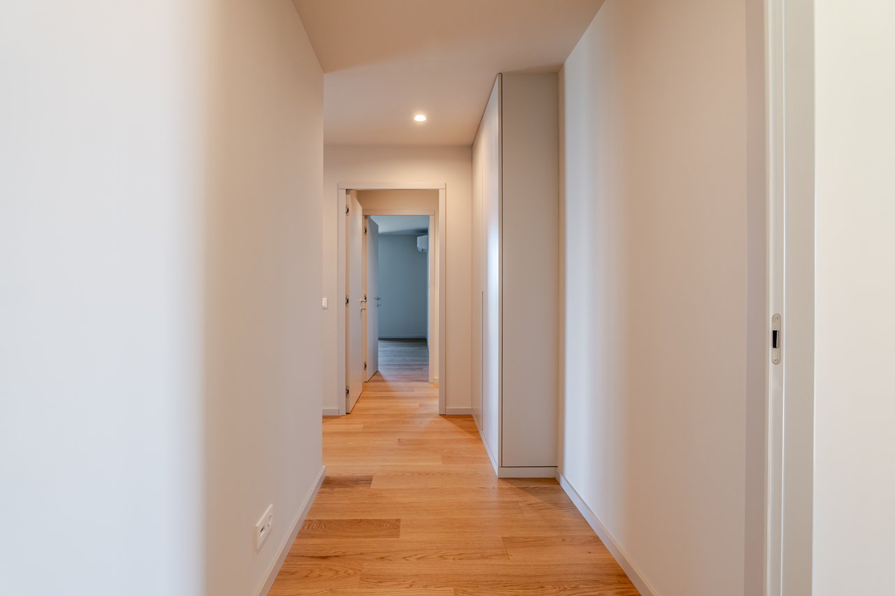 Luxury 4-Bedroom Apartment in Porto