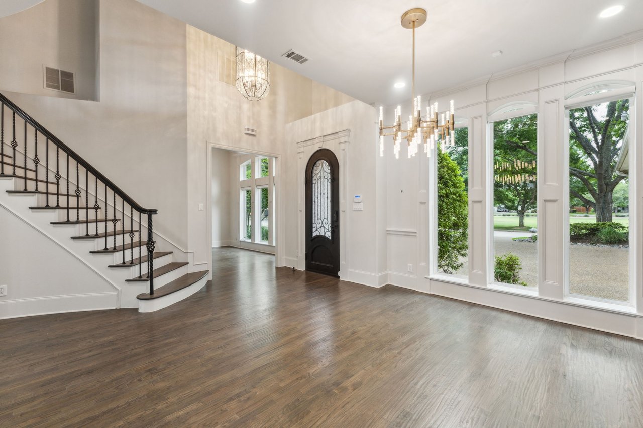 Pretty Home on Firewheel Golf Course in Garland Closes