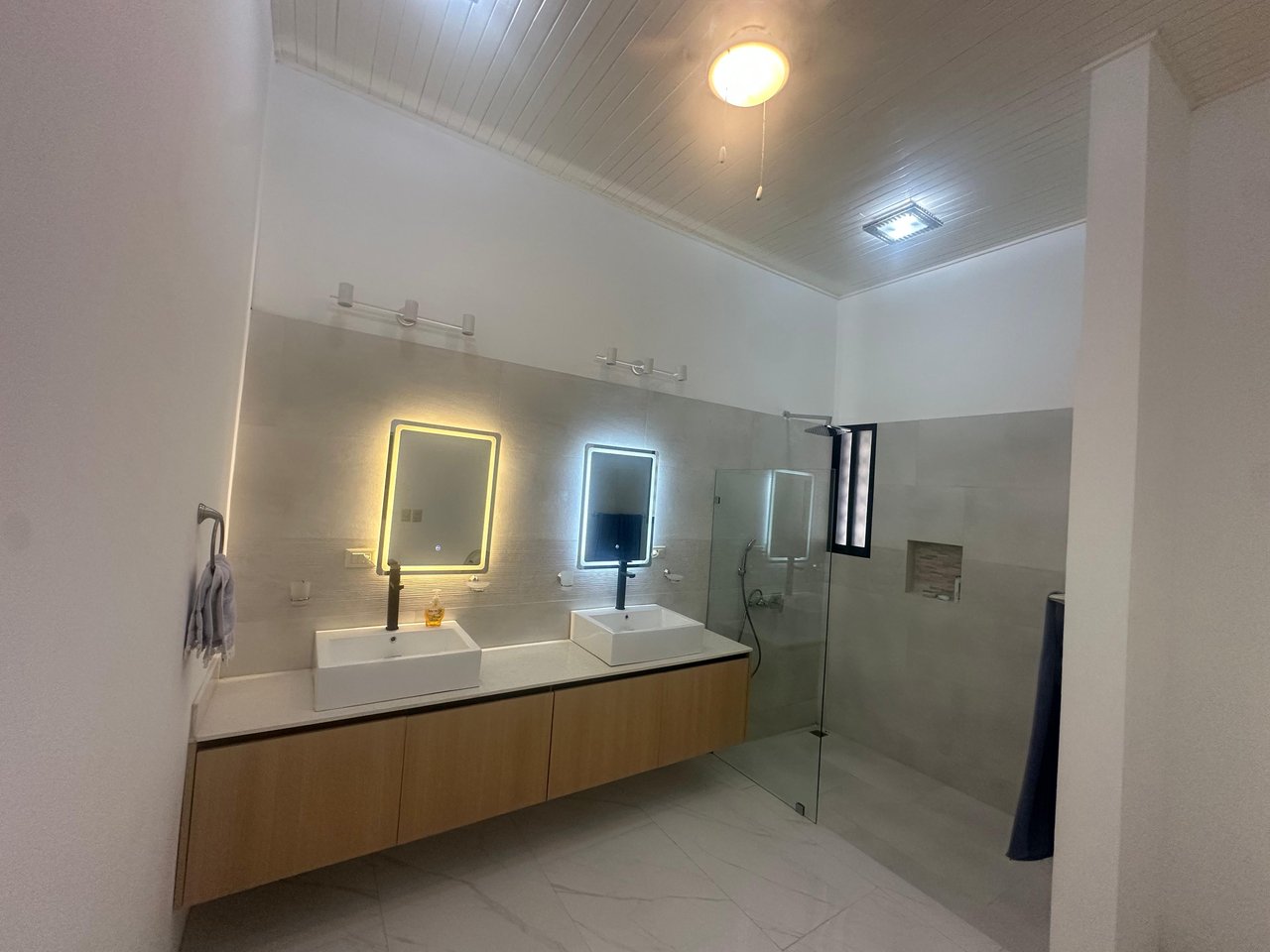 Modern Elegance Meets Incomparable Views, 3BDR&3Baths Home