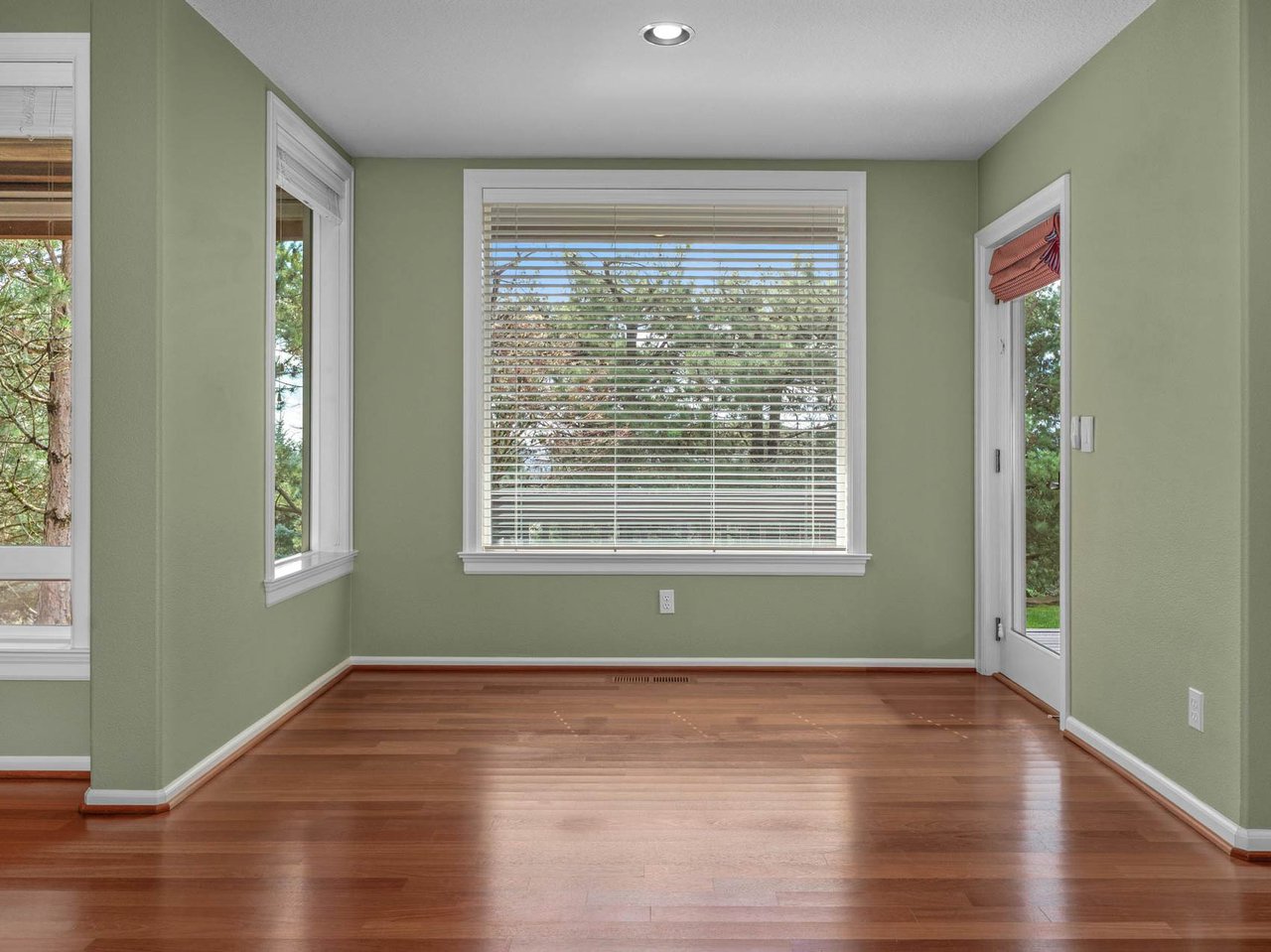 1815 NW ROSEFINCH LN