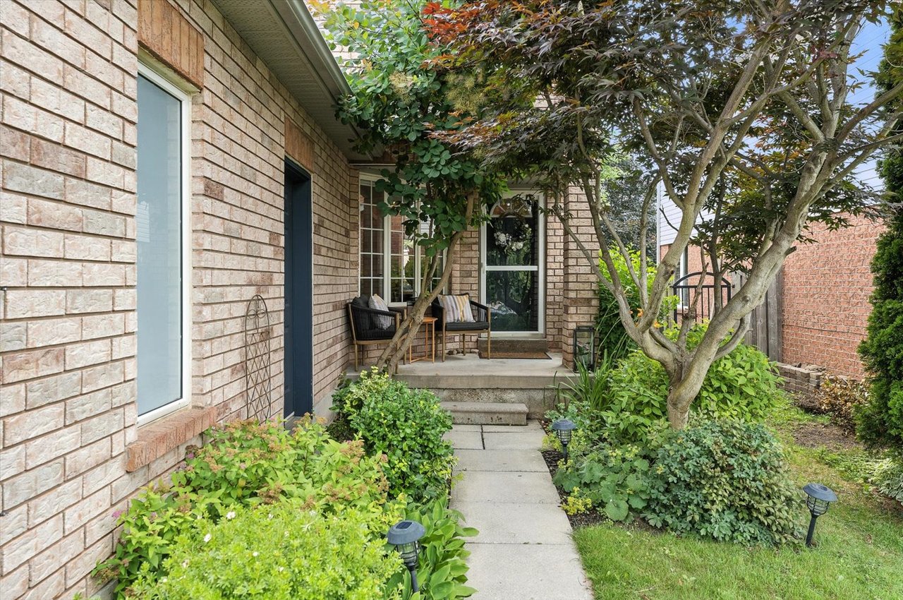 151 Mowat Cres
