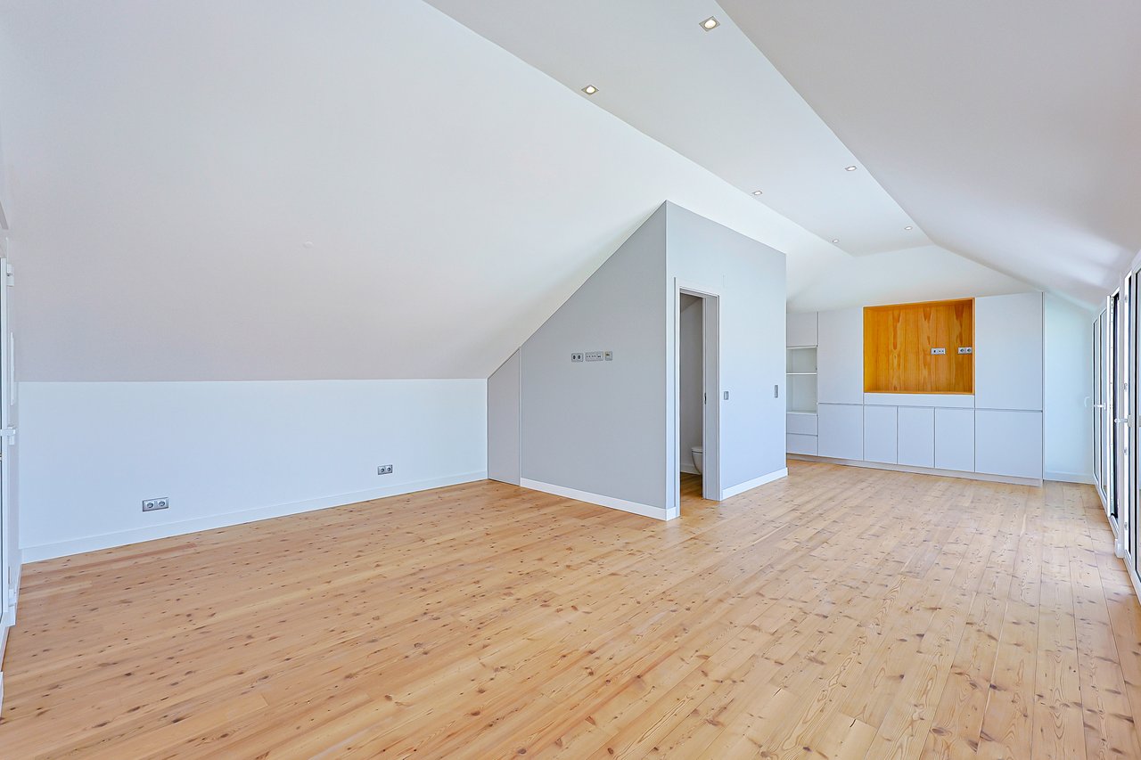 3 Bedroom Duplex with Sea View, Balcony & Private Lift in Monte Estoril