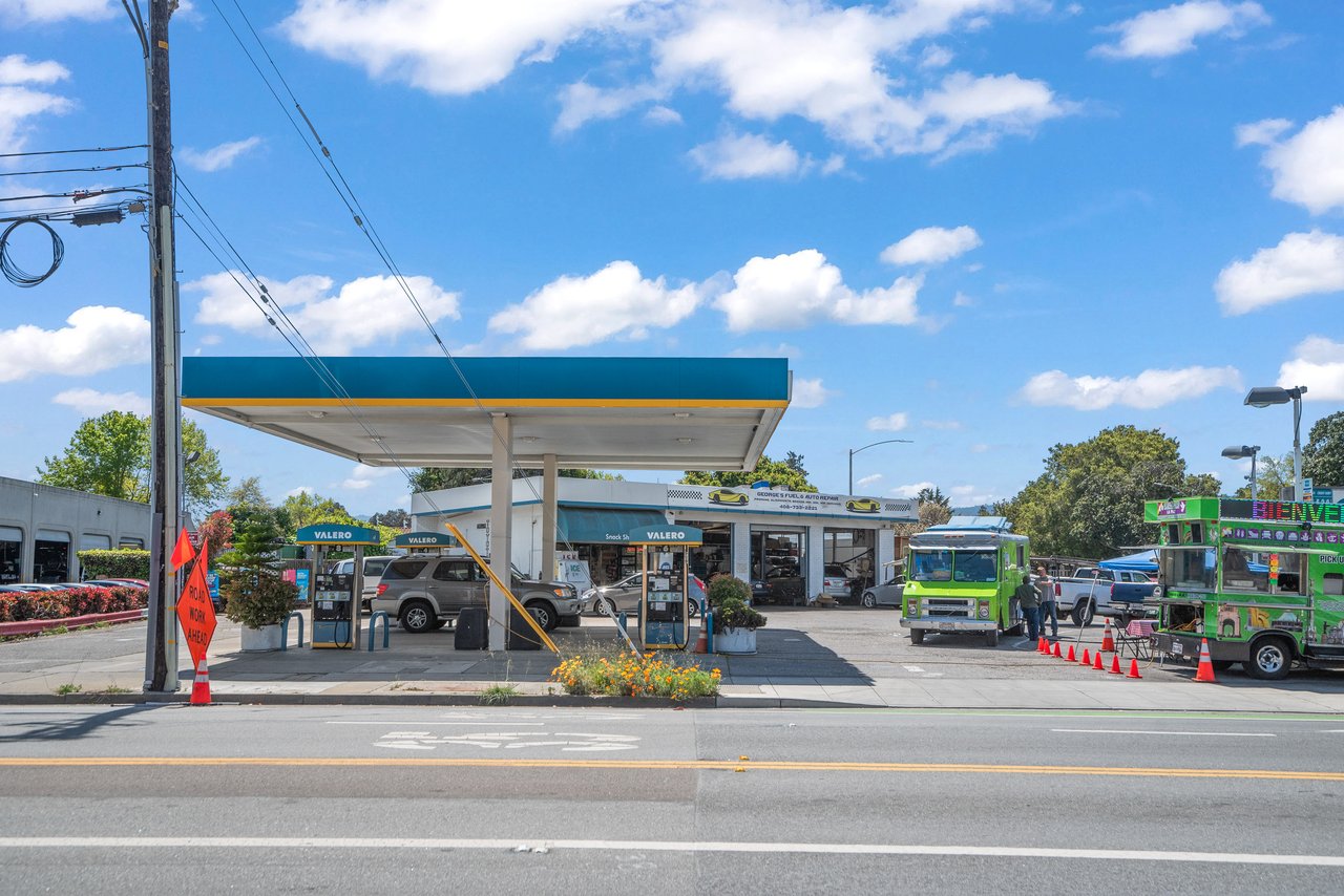 Non-Branded Service Station For Sale