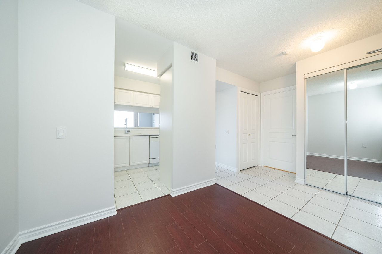 9015 Leslie Street, 807