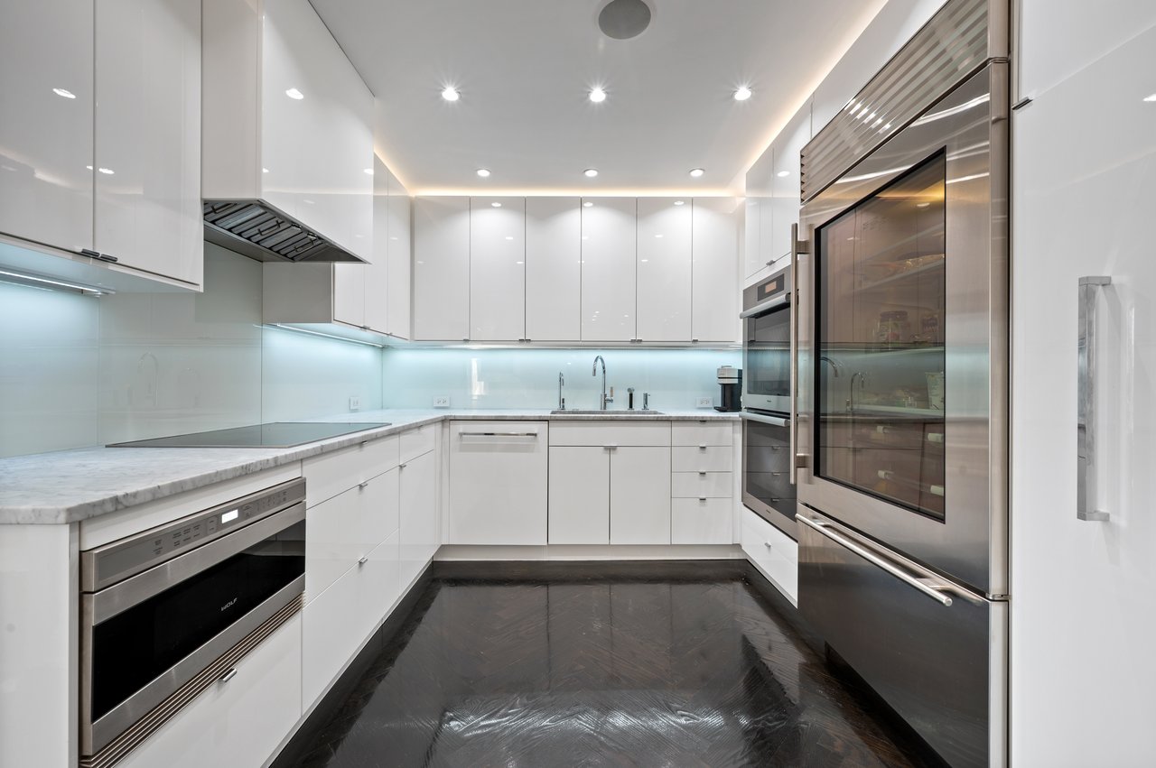 950 N Michigan Ave #2704