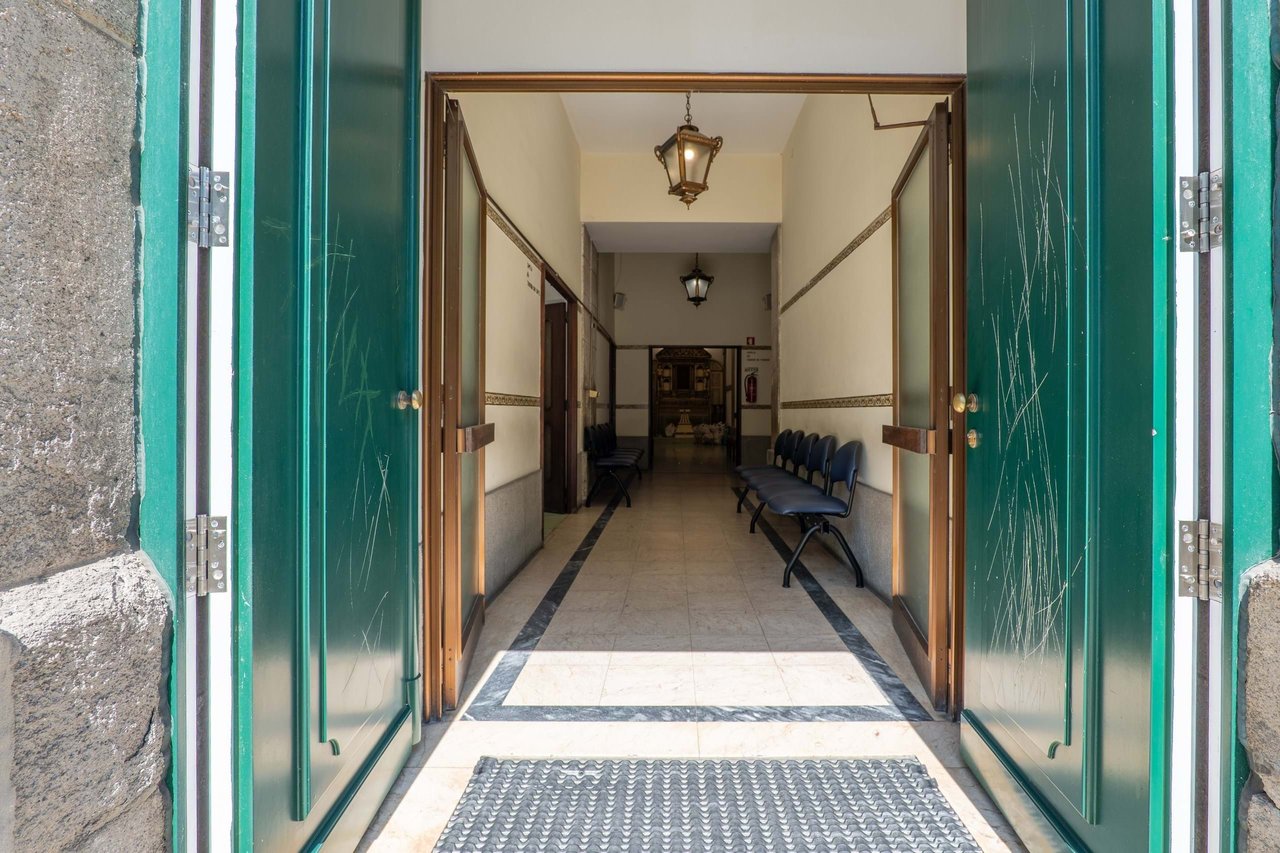 Charming Commercial Space  with Terrace Overlooking Jardim da Trindade– Porto City Center