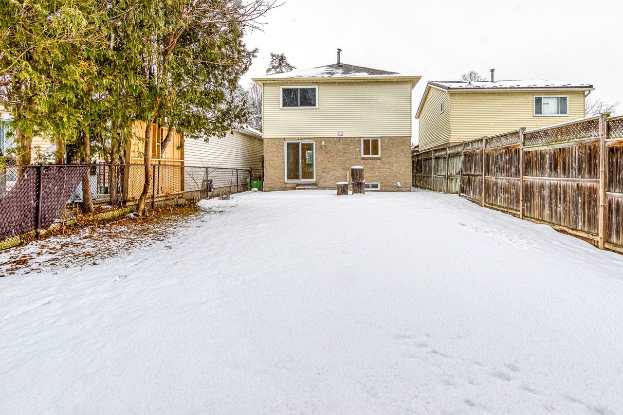 3042 Patrick Cres
