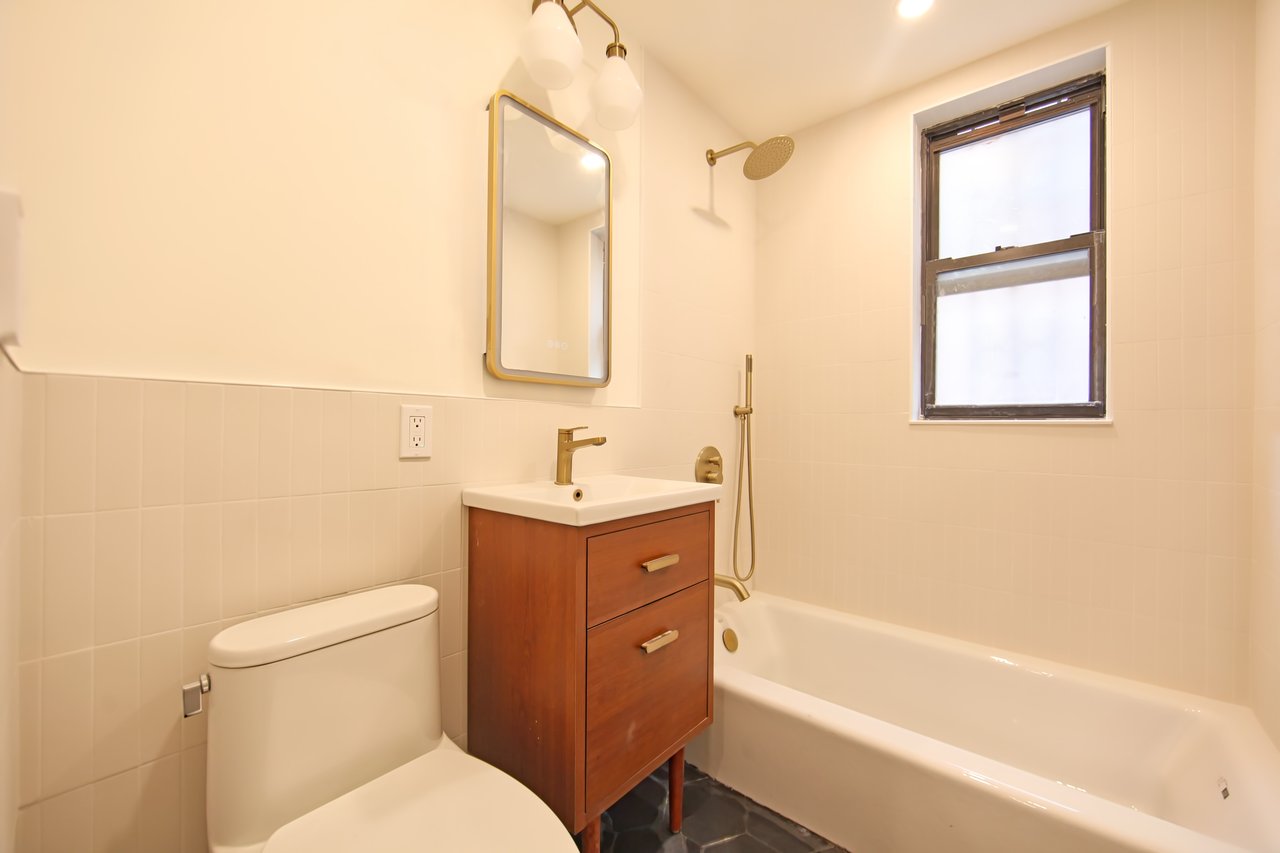 3978 47th St - Sunnyside Gardens