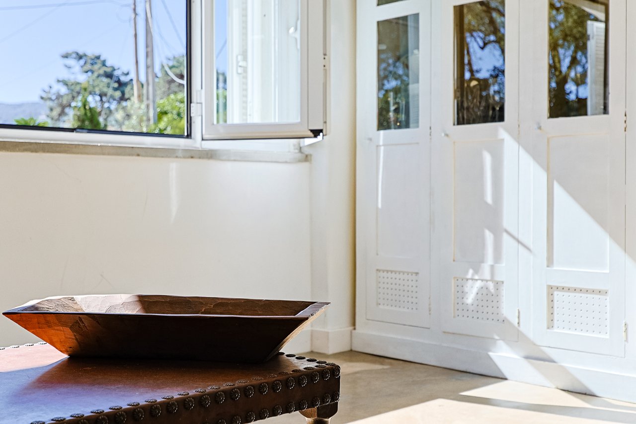 Spacious 5-Bedroom Villa with Expansive Garden Near Sintra in Colares