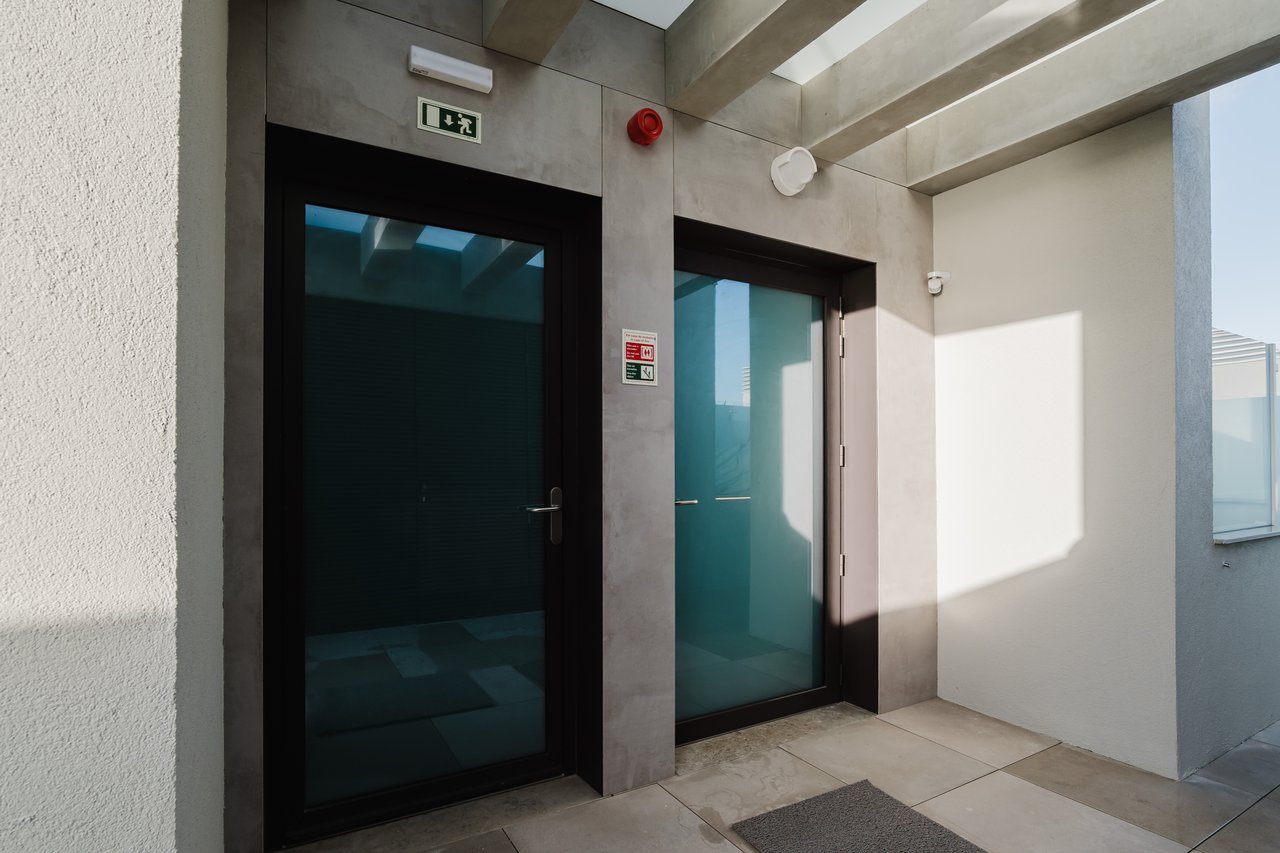 Elegant 3-Bedroom Sea-View Apartment with Large Terrace & Rooftop Pool in Vila Nova de Gaia