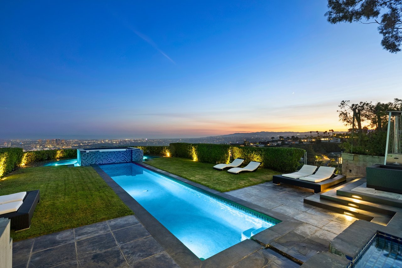2260 Sunset Plaza Dr