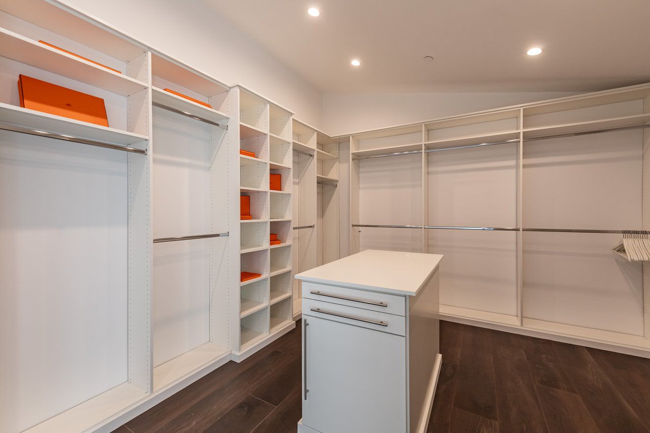6156 Zumirez Dr