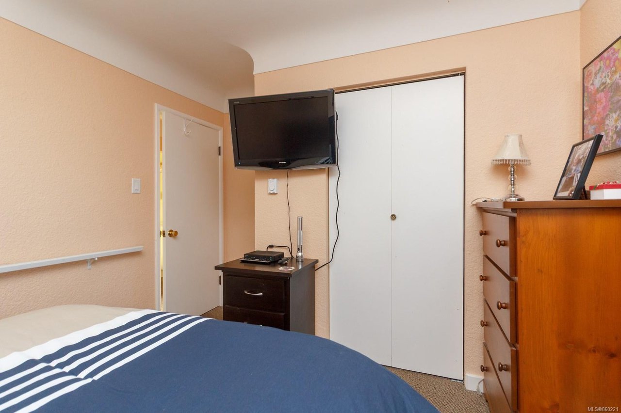 872 Old Esquimalt Rd