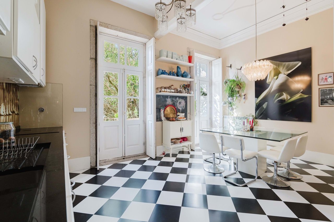 Beautifully Restored Townhouse Property with license for Short-Term rental in Bonfim, Porto