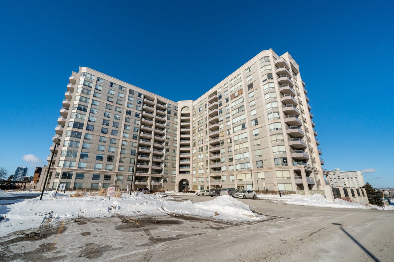 9015 Leslie Street, 807