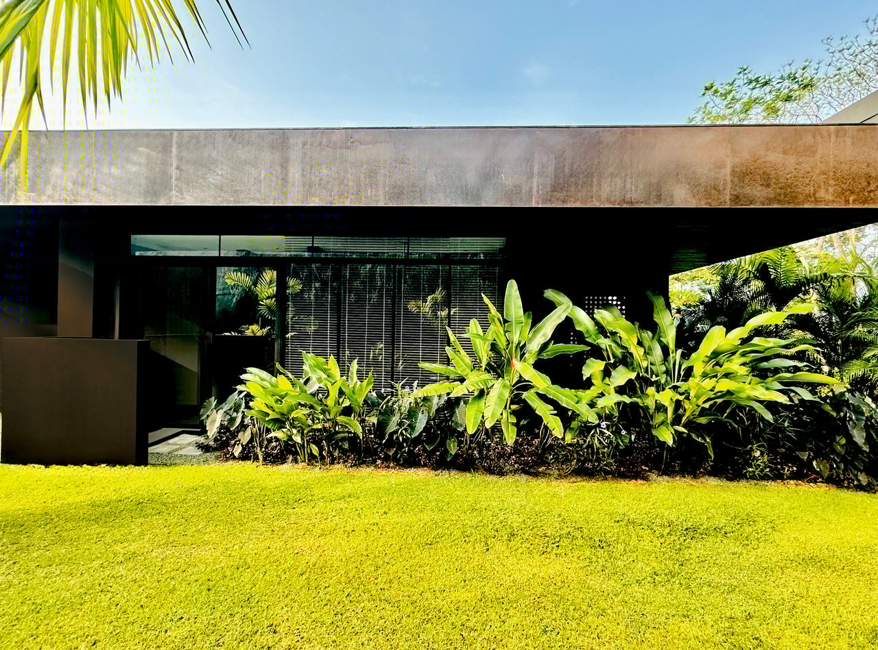 Uvita Black House