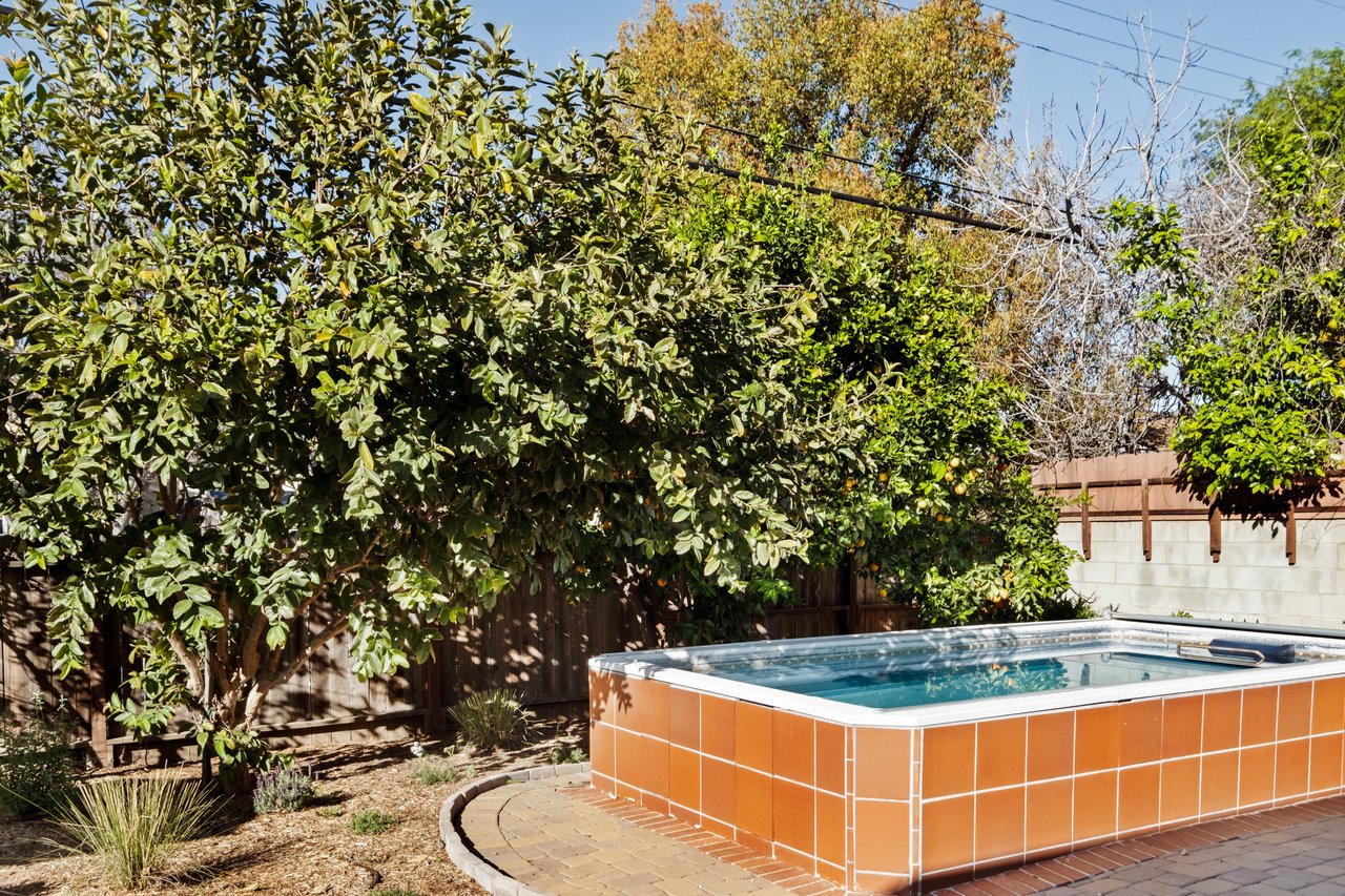 Effortless California Living in This Tarzana Ranch