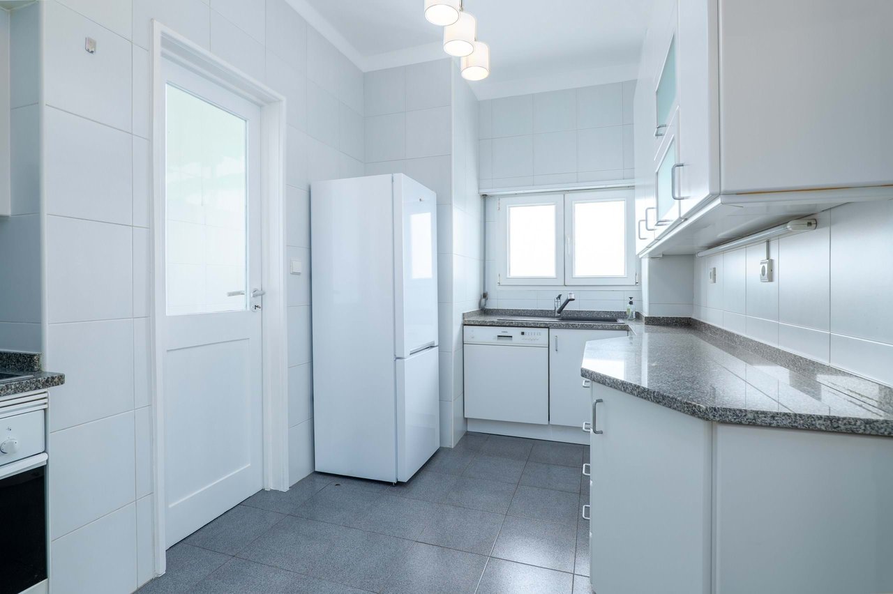 2-Bedroom Apartment with Sunset Balcony in Central Matosinhos
