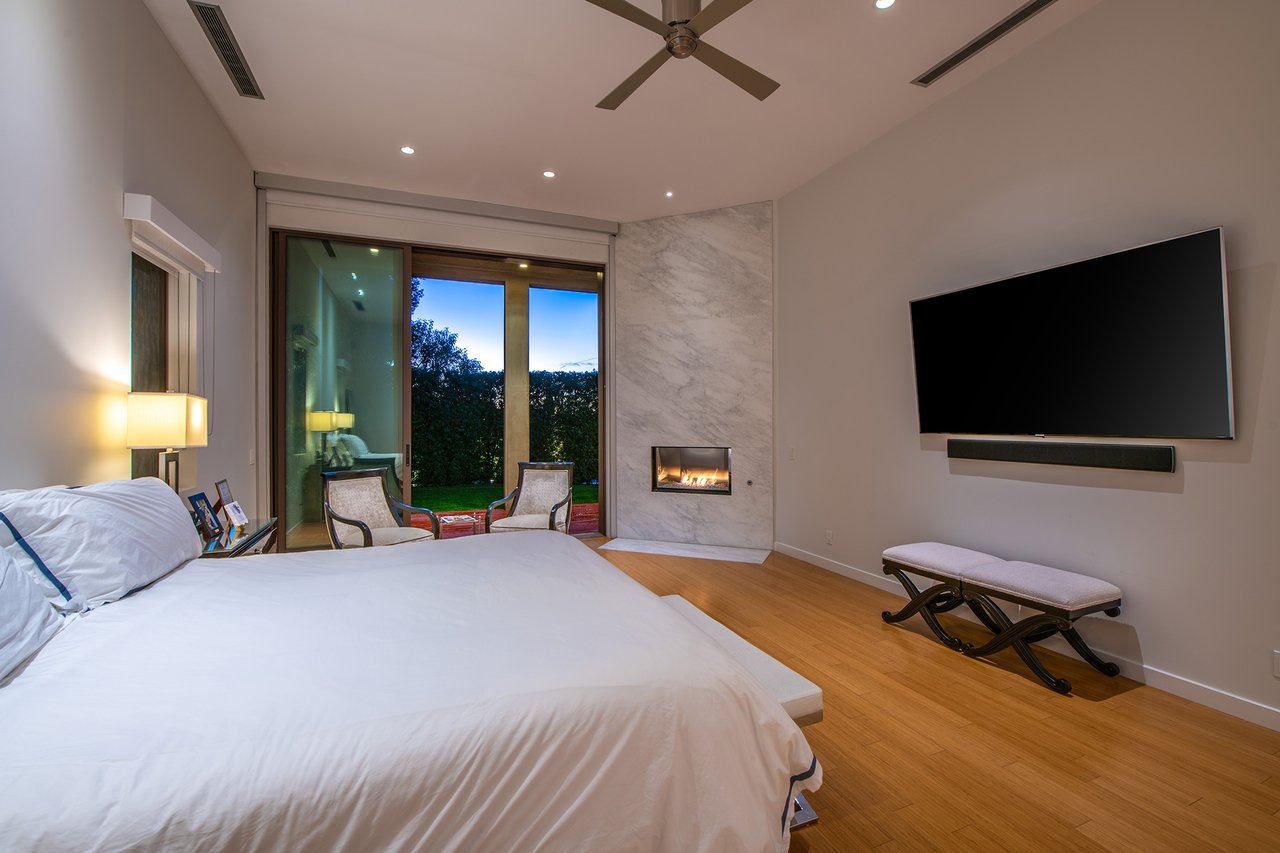 16167 Royal Oak Rd, Encino