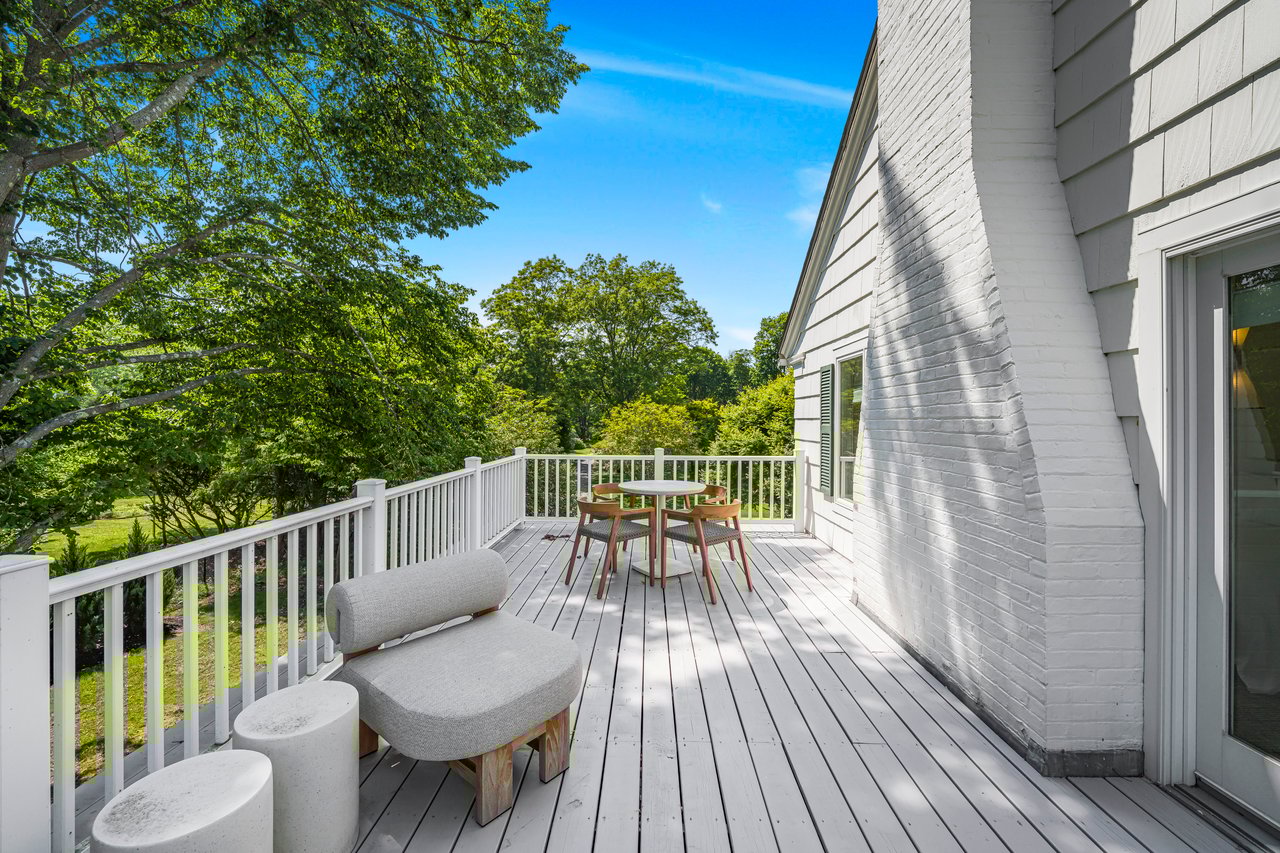 AN ELEGANT WATERFRONT ESCAPE