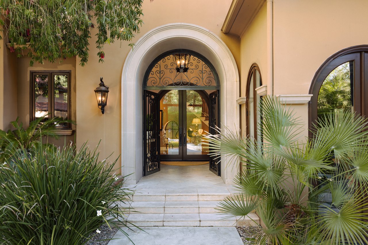 2700 Benedict Canyon Dr