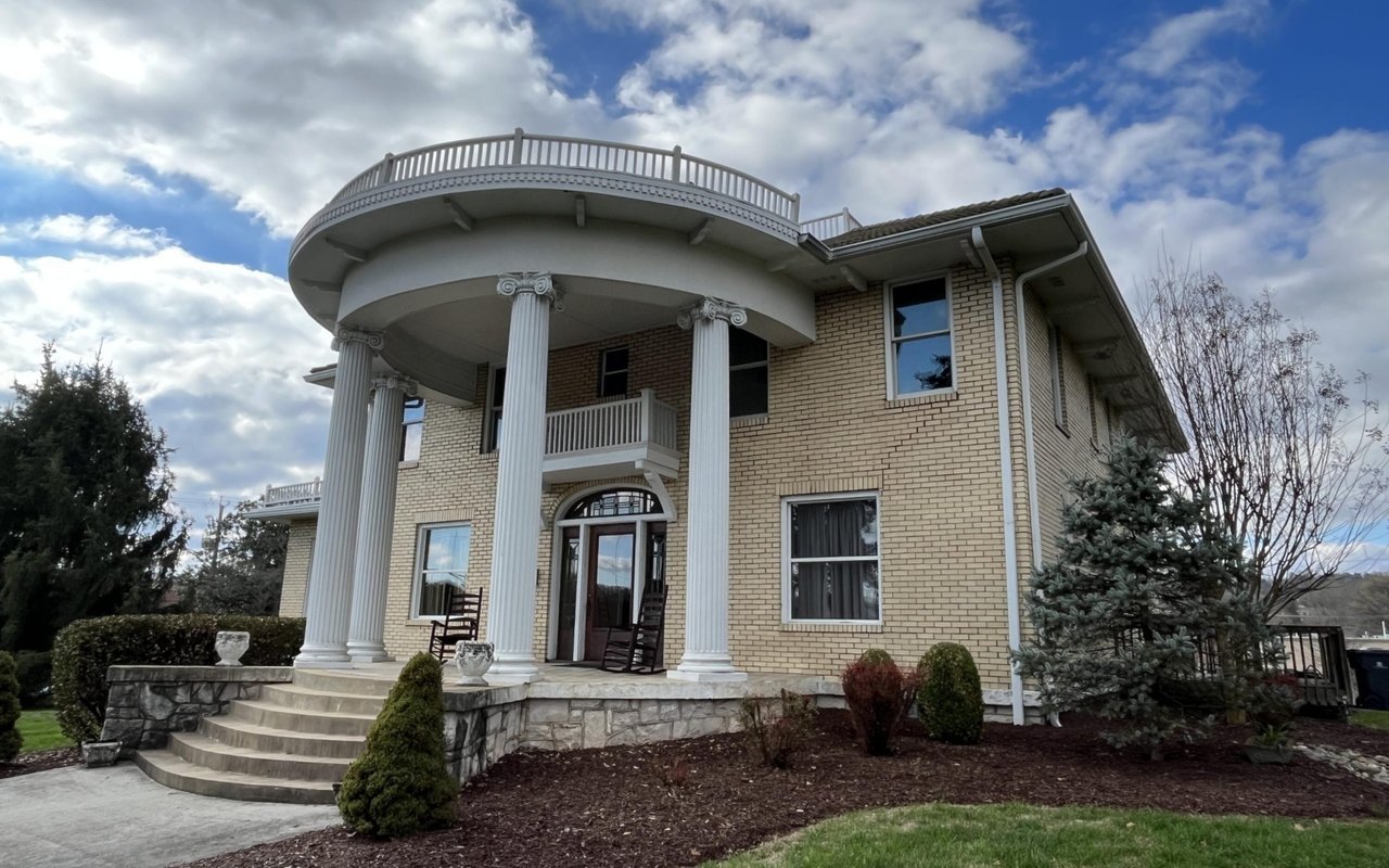 Wallace Luxury Spotlight | 2805 Gibbs Drive Knoxville, TN 37918
