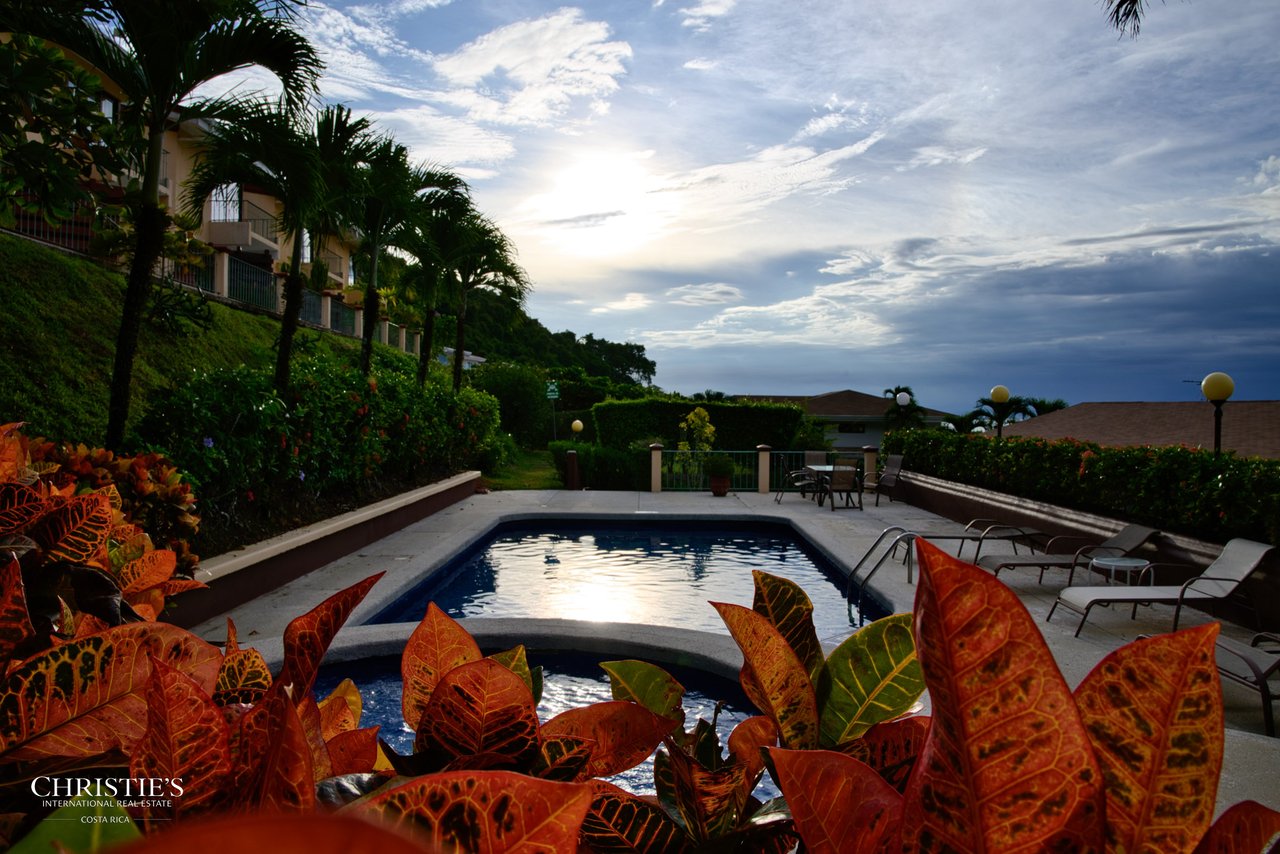 Exquisite Corner Townhouse with Panoramic Ocean Views – Faro Escondido