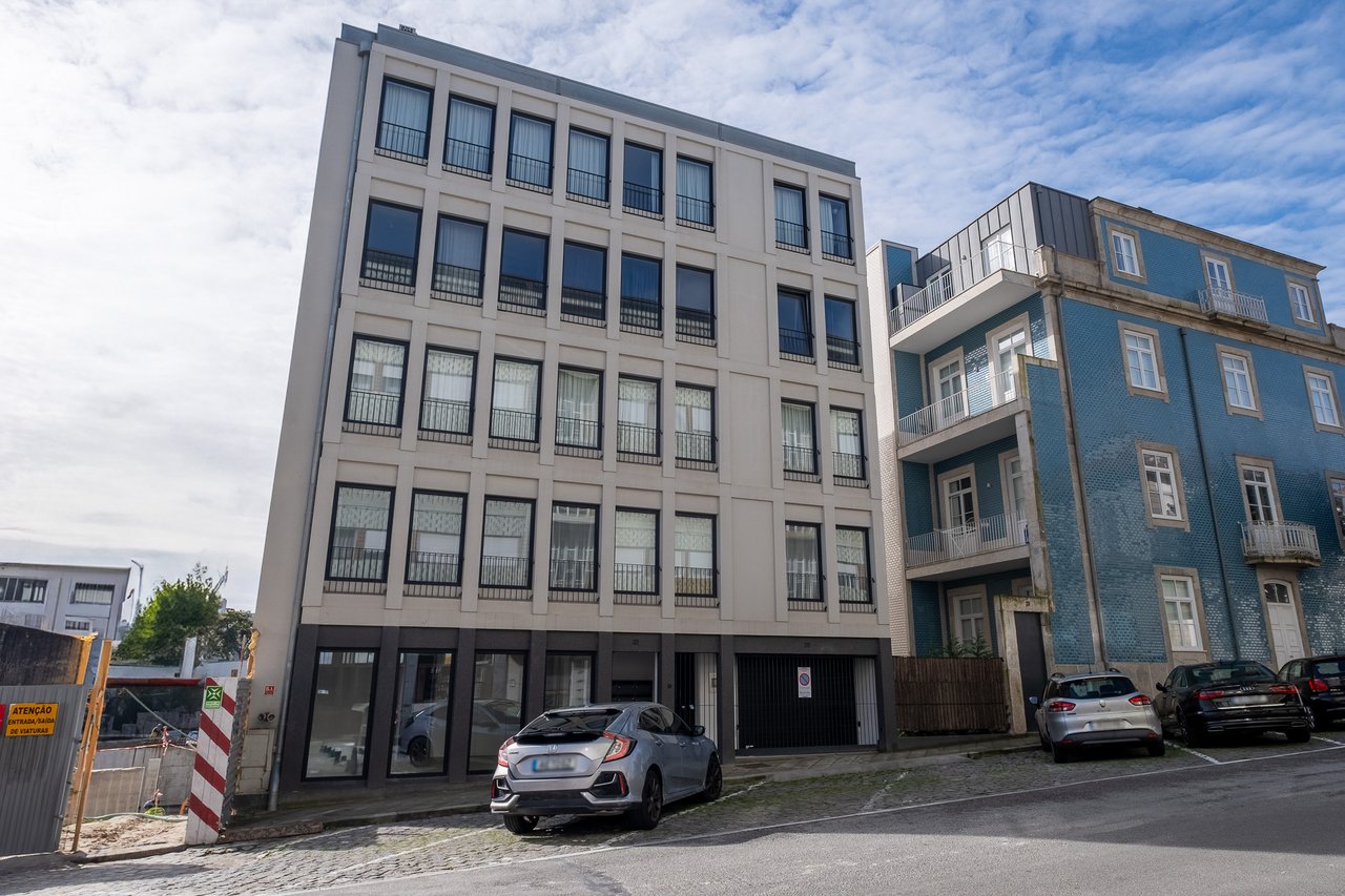 Chic 2-Bedroom Apartment with AL License in Central Porto – Ideal Investment or Pied-à-Terre in Portugal’s Most Dynamic City