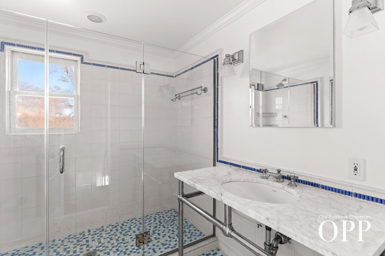 CHARMING SUMMER RETREAT WITH GARDENS & BAY BREEZES