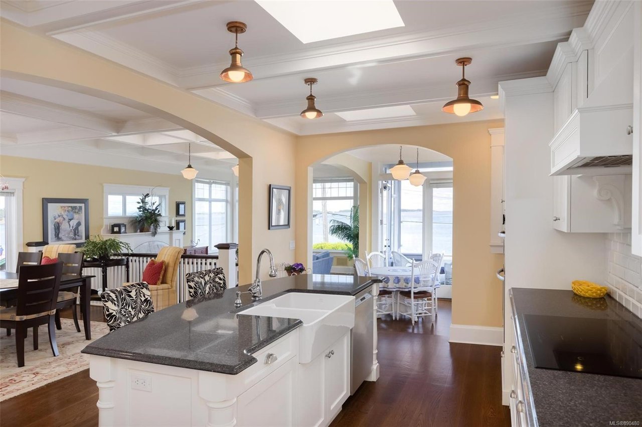 2422 Esplanade Rd