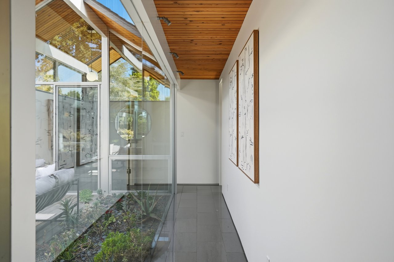 1109 Lorne WAY