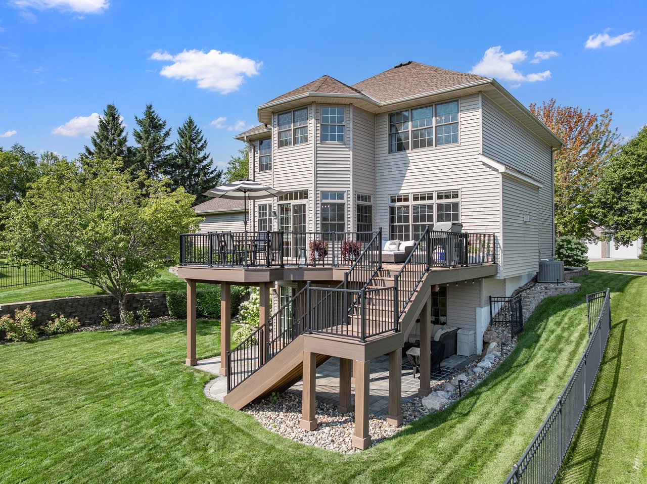 Walkout 2-Story Overlooking the Elm Creek Park Reserve