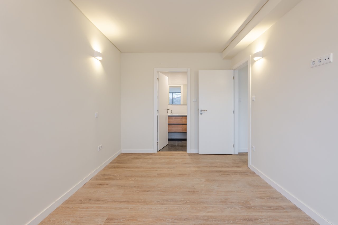 Renovated 3-Bedroom Apartment with 2 Bathrooms and Lift in Bonfim, Porto