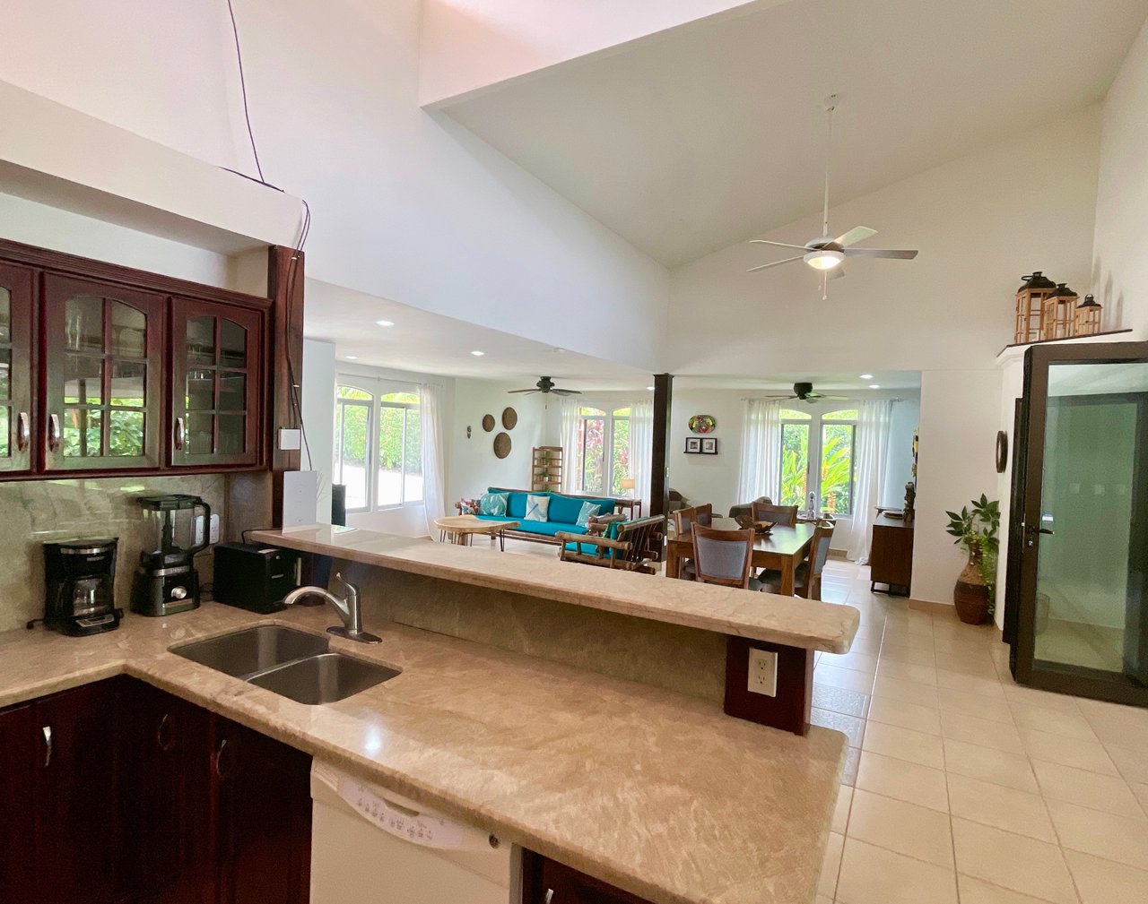 Casa Luna, 3bed /3bath Private Oasis, Convenient Location