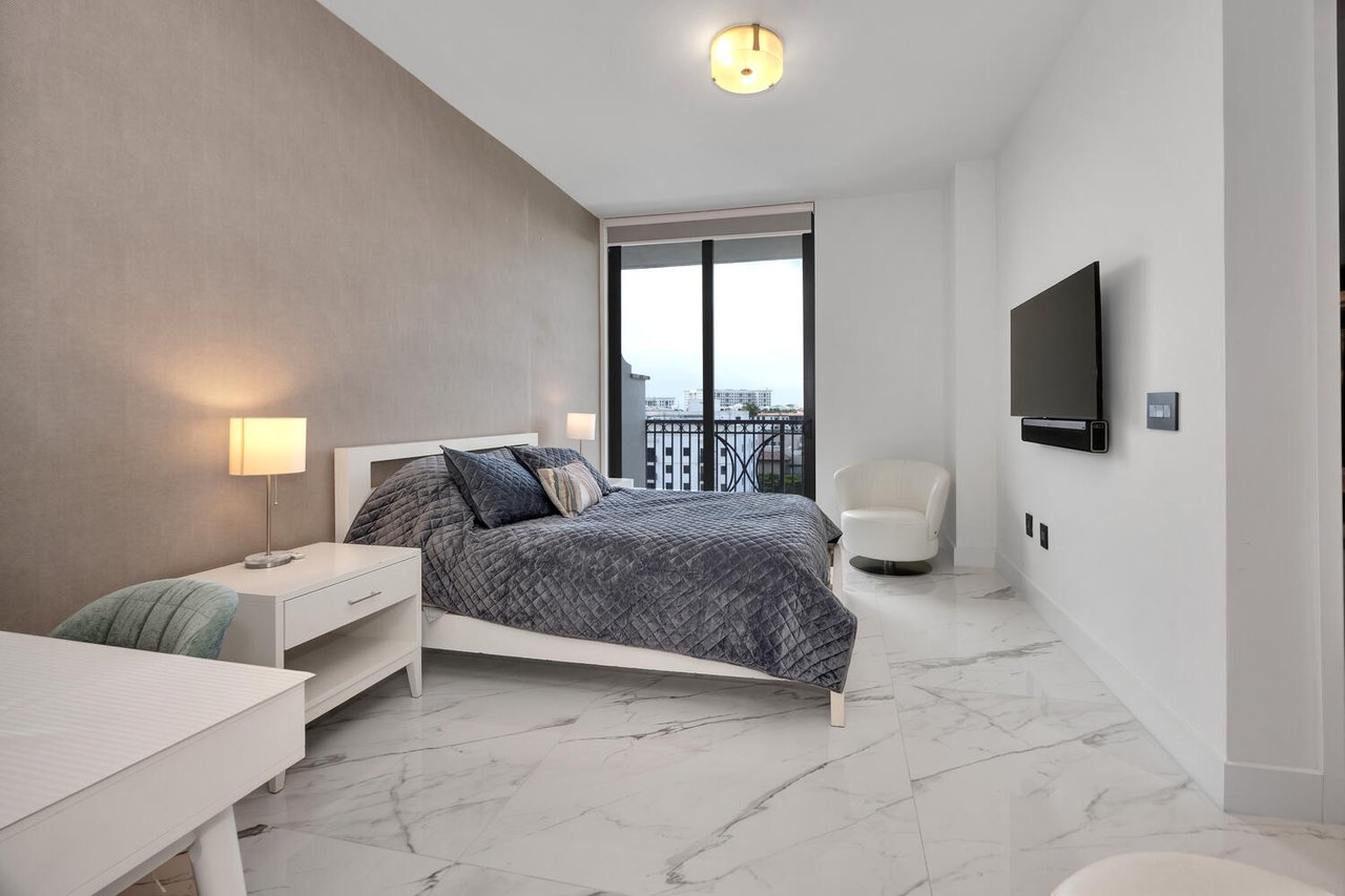 Exceptional Lower Penthouse Corner Unit in The City Beautiful
