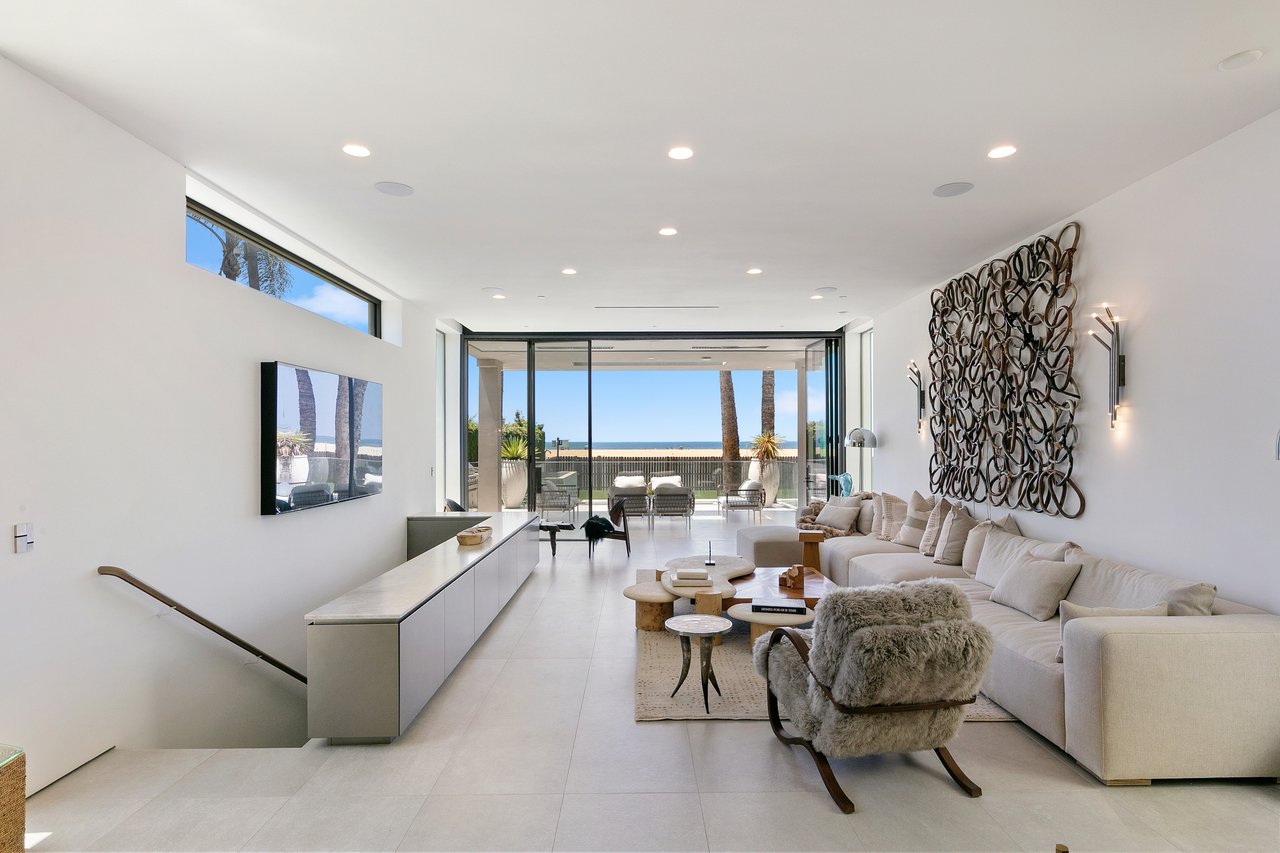 938 Palisades Beach Rd