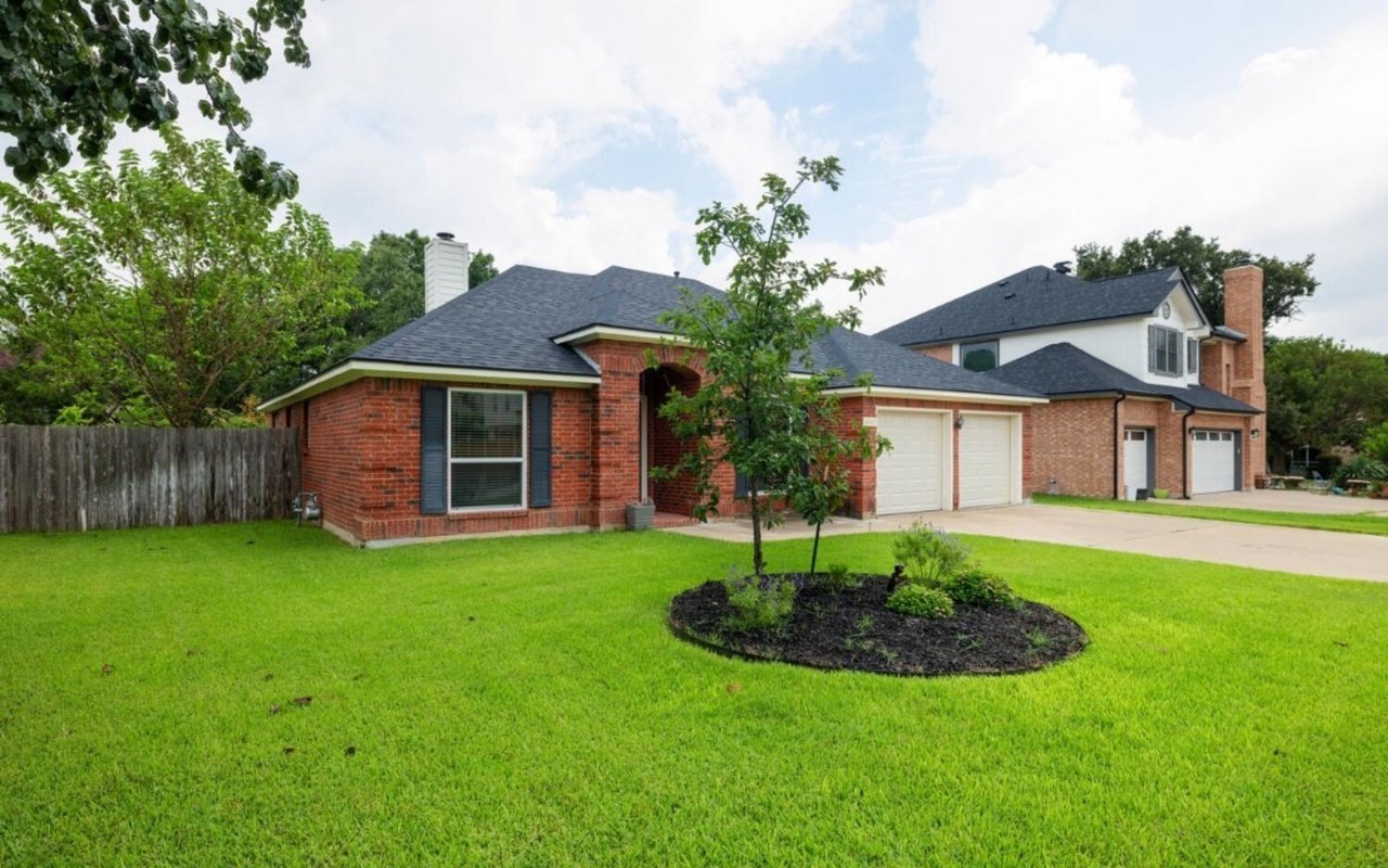 1037 Oaklands Dr