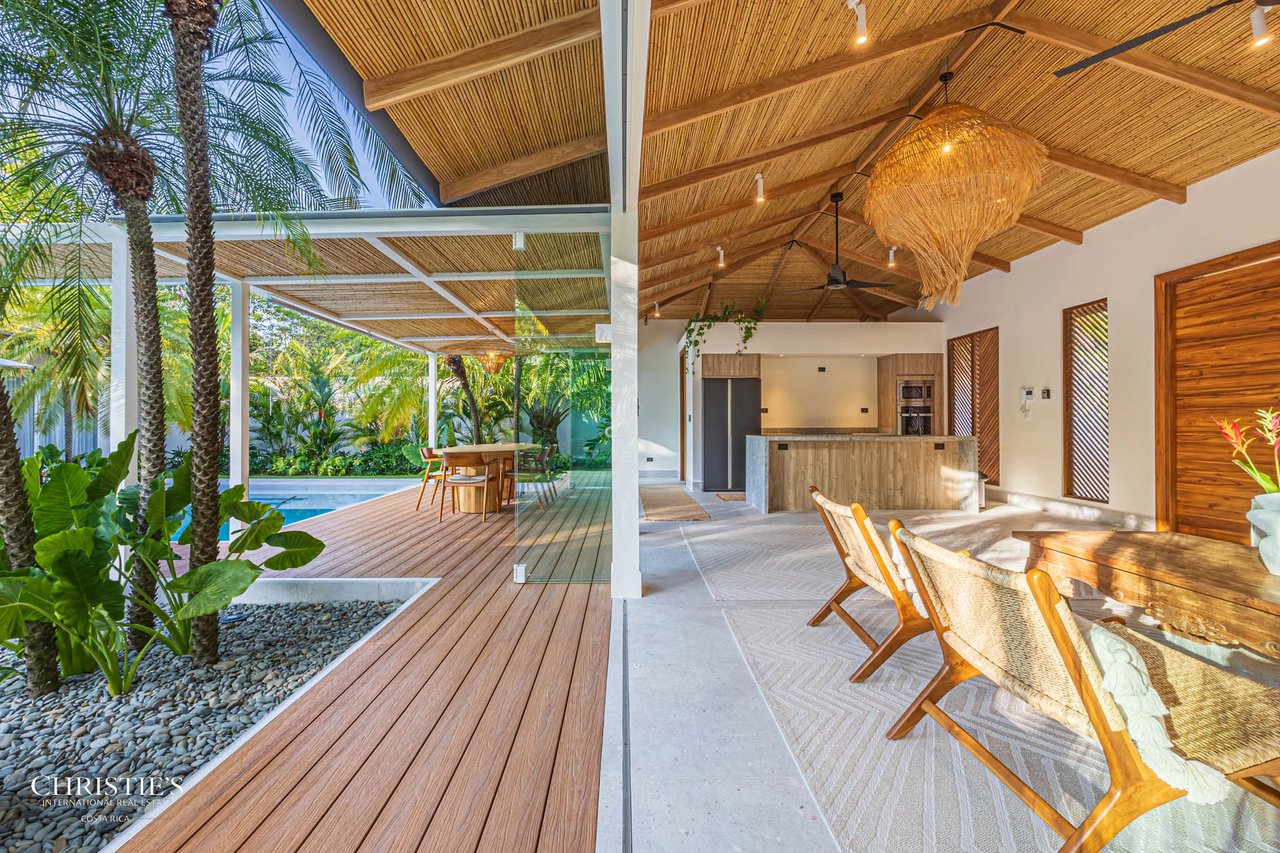 Modern Beachside Luxury Villa, Short Stroll to the Shore